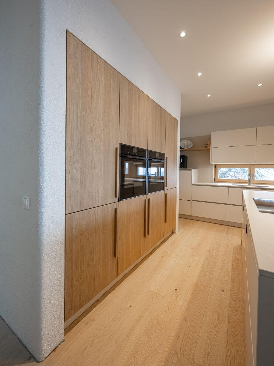 Exklusive Küchenfronten in Greige & Design Wasserhahn – Küchenplanung Steiermark