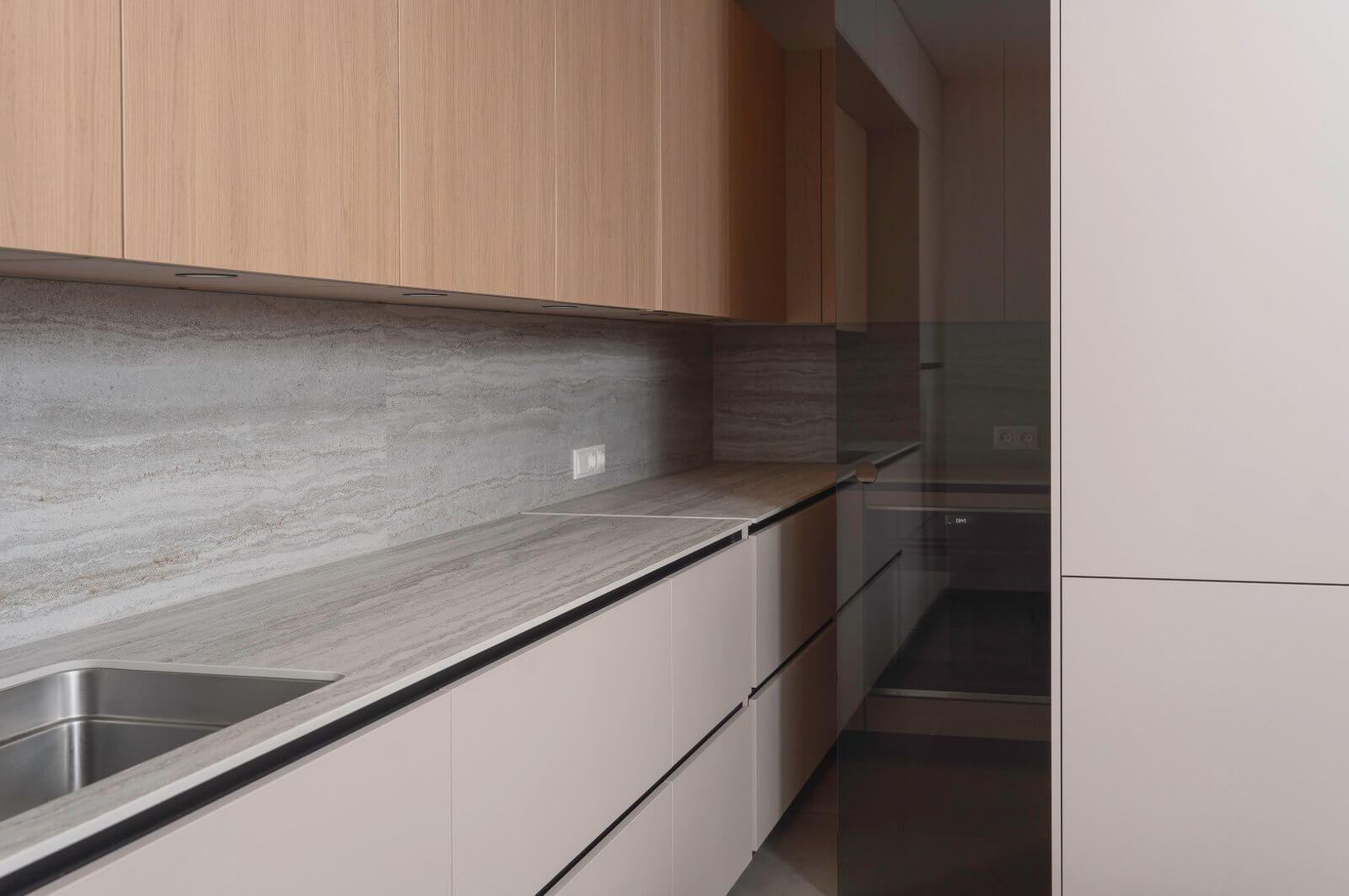 Moderne Designerküche Oberwart – Hochwertige Materialien & Lichtkonzept