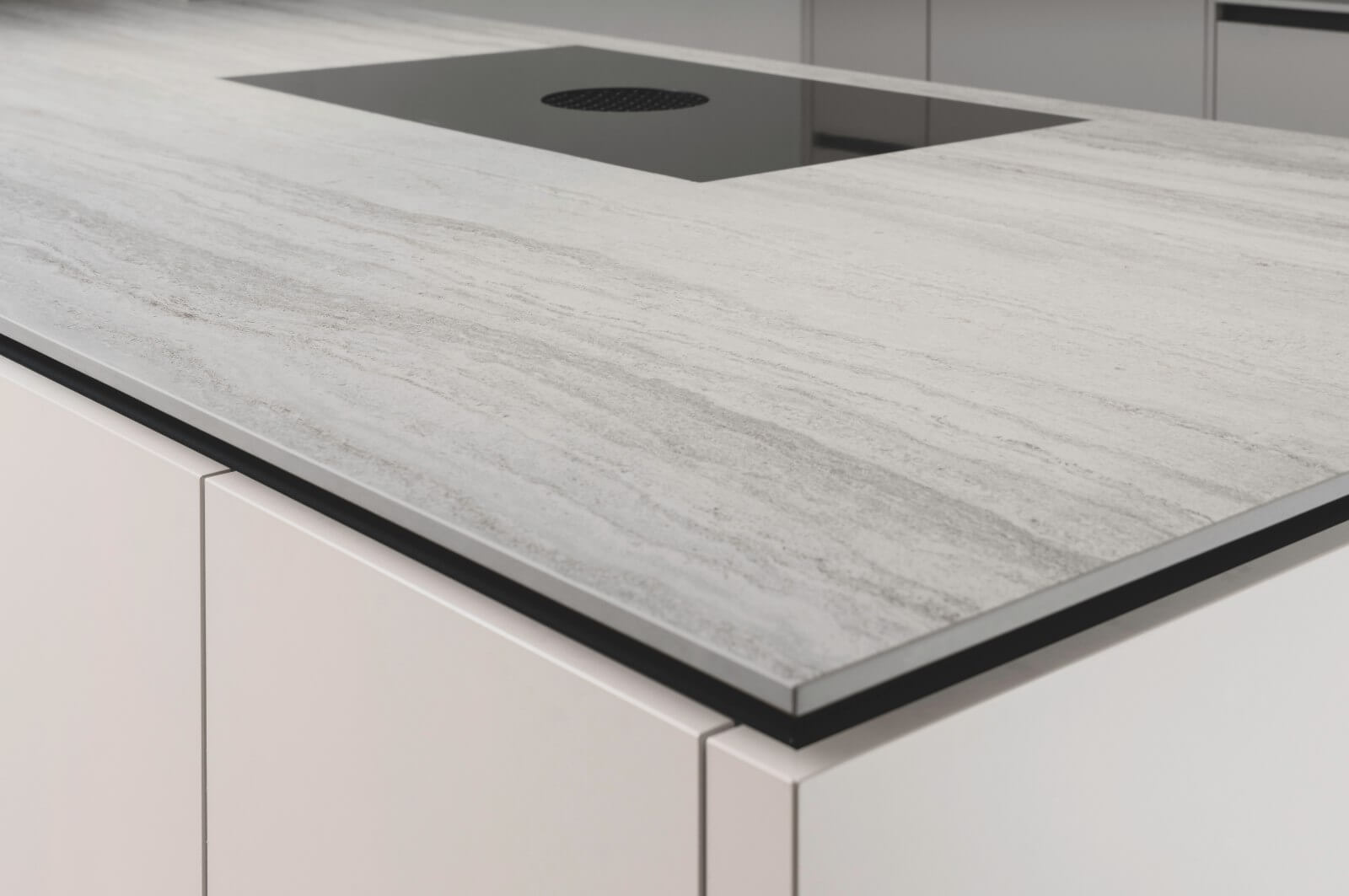 Hochwertige Steinplatte für Kücheninsel – Naturstein-Design Bruchmann Interiors