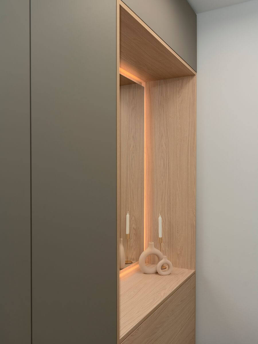 Variante 1: Fokus auf Design & Marke (SEO-optimiert) „Stilvoller Vorraum mit maßgefertigtem Spiegel von Bruchmann Interiors – Hochwertige Innenarchitektur für ein einladendes Entree