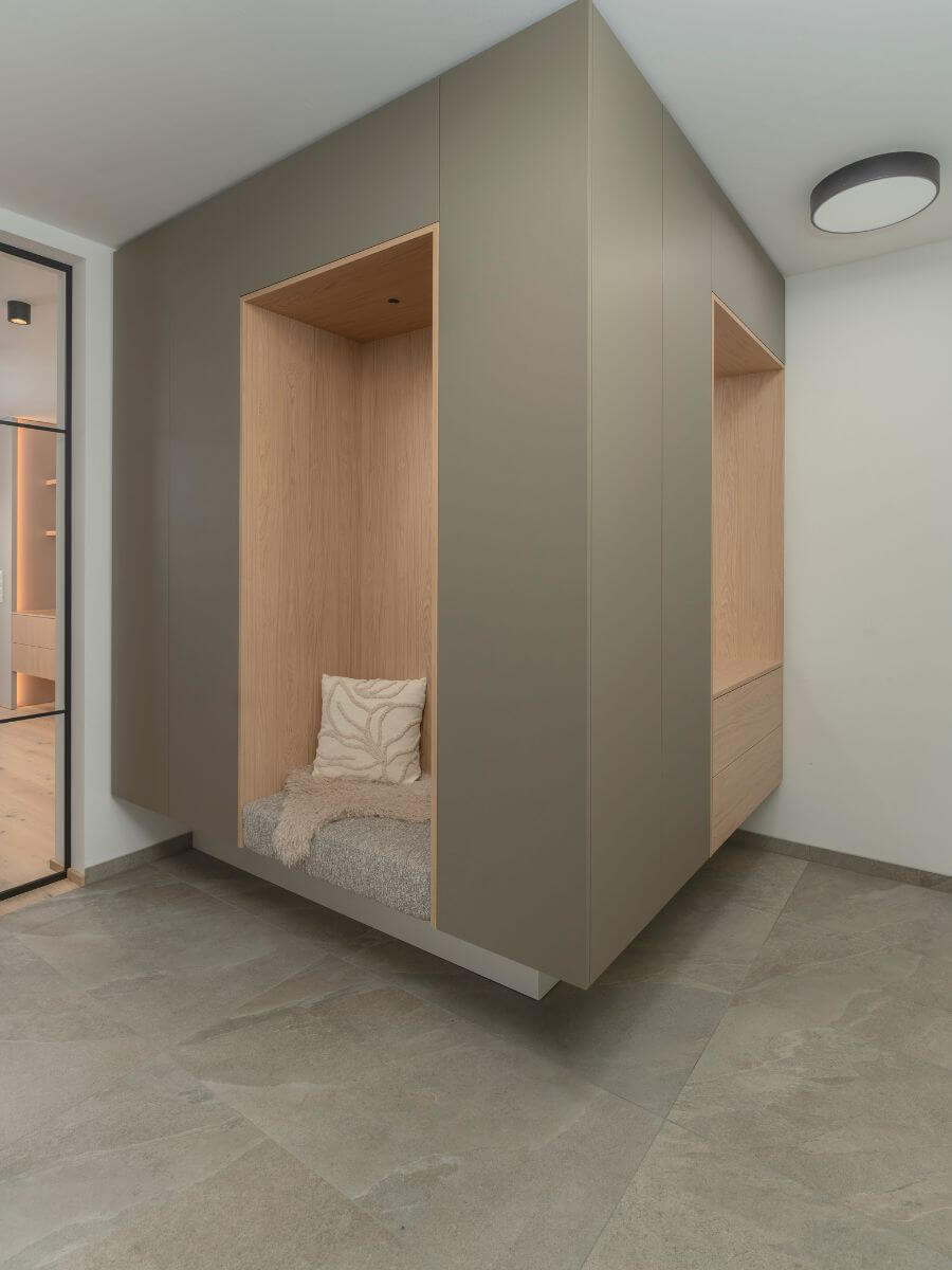 Designelement im Vorraum aus Holz